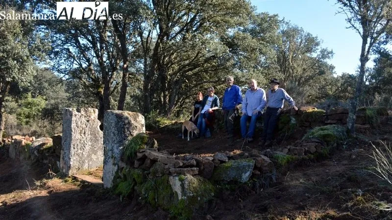 Carrilanos de la asociación Tod@vía limpiaron el recinto donde fueron enterrados trabajadores fallecidos en el túnel 1
