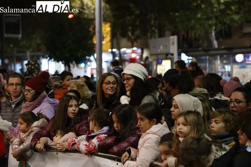 Imágenes del público asistente al encendido de la iluminación navideña en El Corte Inglés. Fotos: David Sañudo.