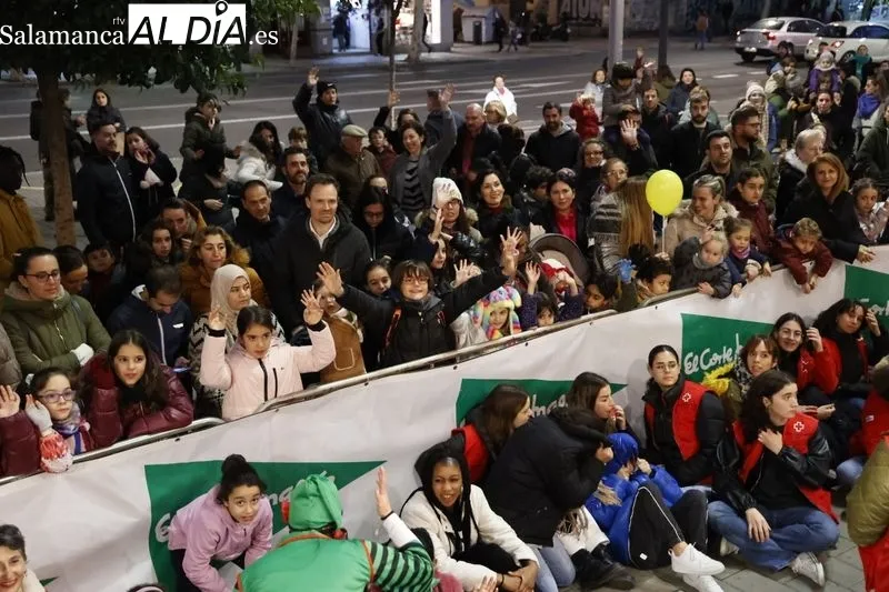 Imágenes del público asistente al encendido de la iluminación navideña en El Corte Inglés. Fotos: David Sañudo.