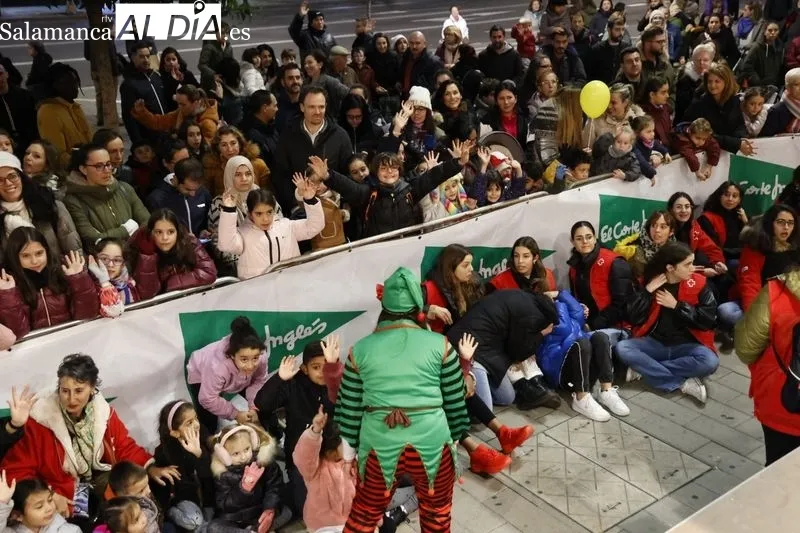 Imágenes del público asistente al encendido de la iluminación navideña en El Corte Inglés. Fotos: David Sañudo.