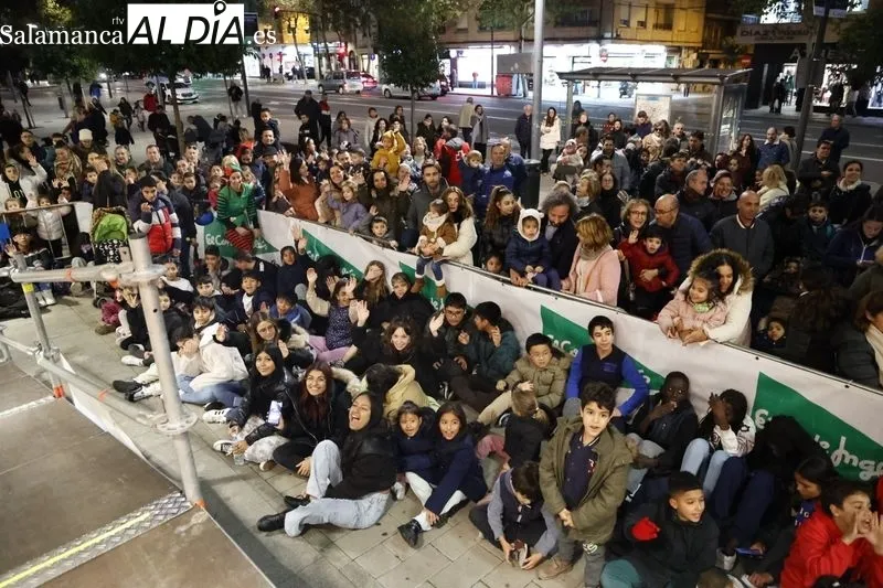 Imágenes del público asistente al encendido de la iluminación navideña en El Corte Inglés. Fotos: David Sañudo.
