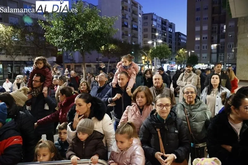Imágenes del público asistente al encendido de la iluminación navideña en El Corte Inglés. Fotos: David Sañudo.