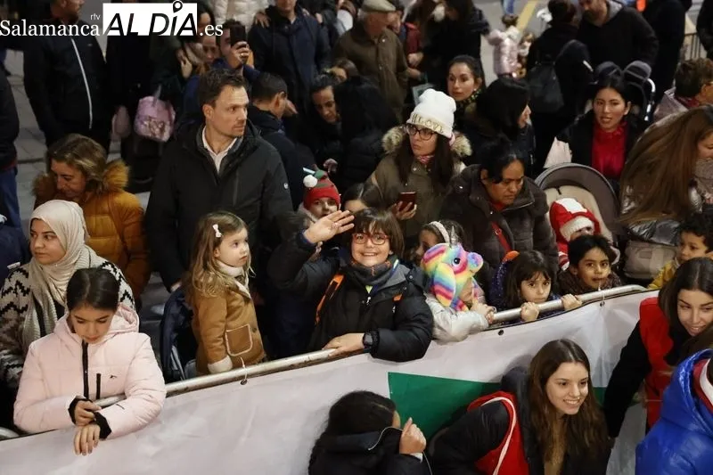 Imágenes del público asistente al encendido de la iluminación navideña en El Corte Inglés. Fotos: David Sañudo.