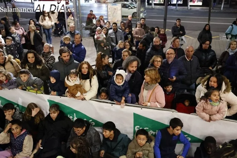 Imágenes del público asistente al encendido de la iluminación navideña en El Corte Inglés. Fotos: David Sañudo.