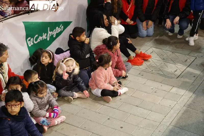 Imágenes del público asistente al encendido de la iluminación navideña en El Corte Inglés. Fotos: David Sañudo.