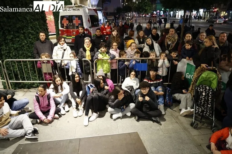 Imágenes del público asistente al encendido de la iluminación navideña en El Corte Inglés. Fotos: David Sañudo.