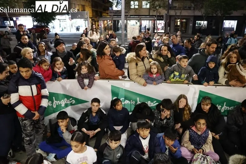 Imágenes del público asistente al encendido de la iluminación navideña en El Corte Inglés. Fotos: David Sañudo.