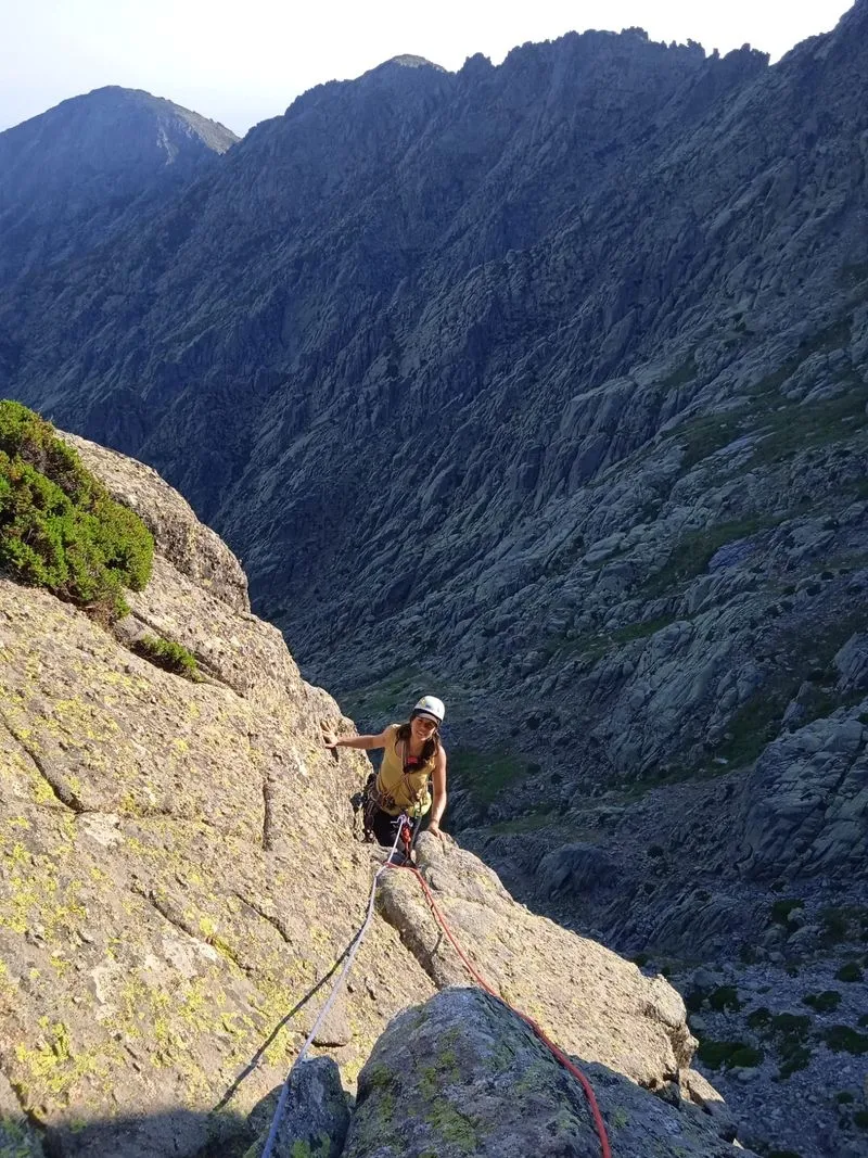Elena Morán escalando Los Galayos.