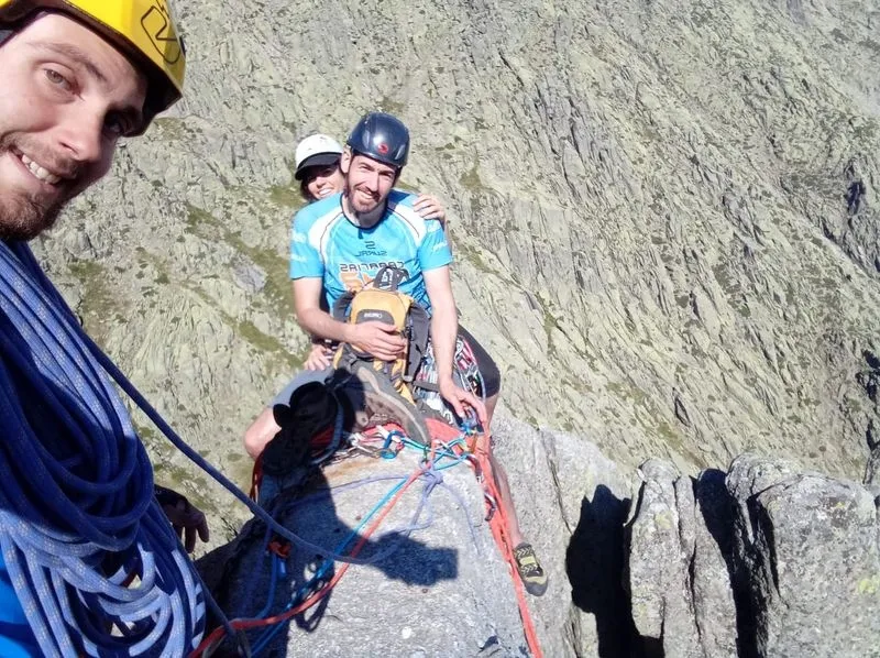 Los salmantinos Miguel Gullón, Alberto Bueno y Elena Morán escalando Los Galayos.