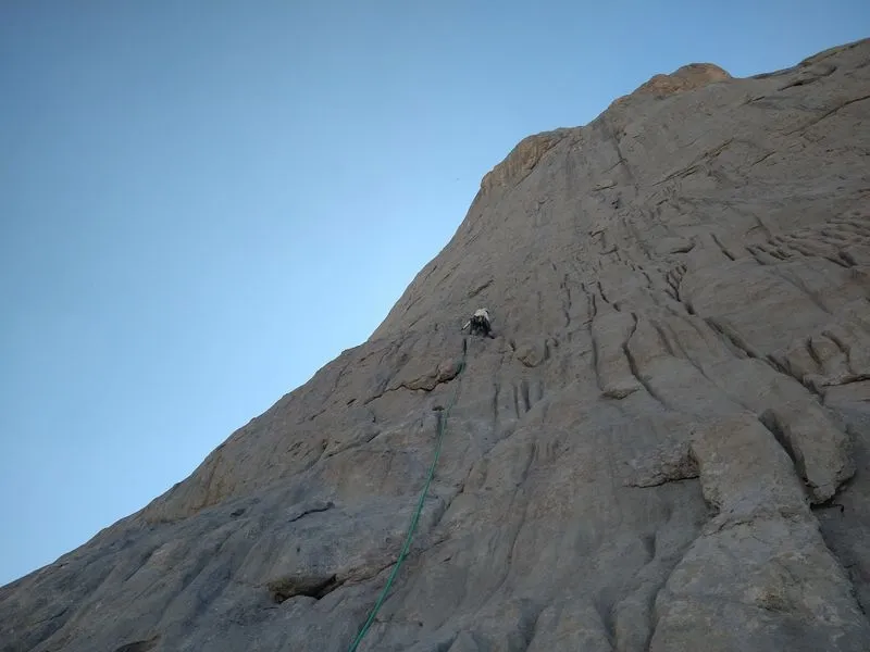 Elena Morán escalando el Uriellu.
