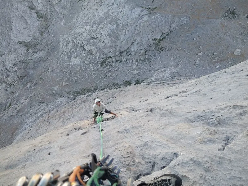 Elena Morán escalando el Uriellu.