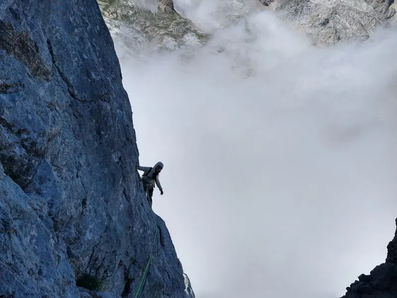 Elena Morán escalando el Uriellu.