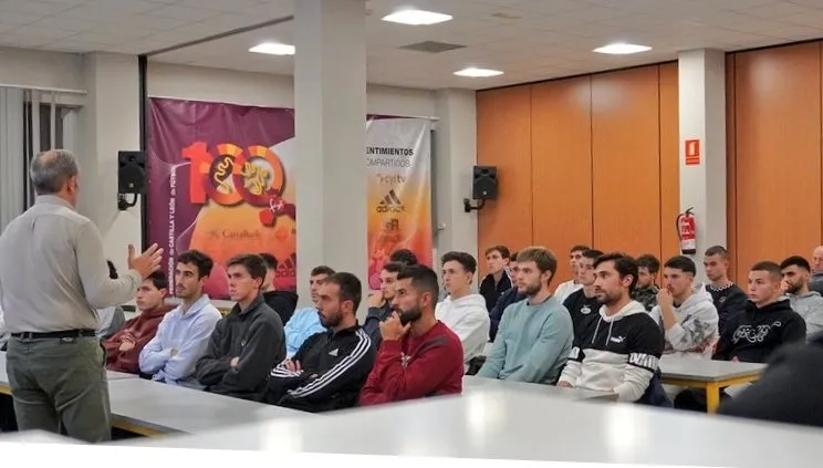 Foto 2 - Alberto Mart&iacute;n Andr&eacute;s acude a la llamada de la Selecci&oacute;n UEFA de Castilla y Le&oacute;n