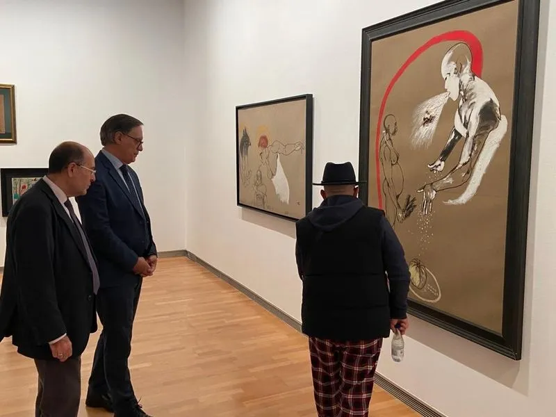 Visita del alcalde de Salamanca al DA2 para ver la exposición ‘Vintage Souvenir”, de la colección del salmantino Luciano Méndez Sánchez