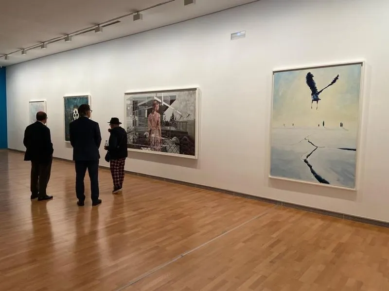 Visita del alcalde de Salamanca al DA2 para ver la exposición ‘Vintage Souvenir”, de la colección del salmantino Luciano Méndez Sánchez