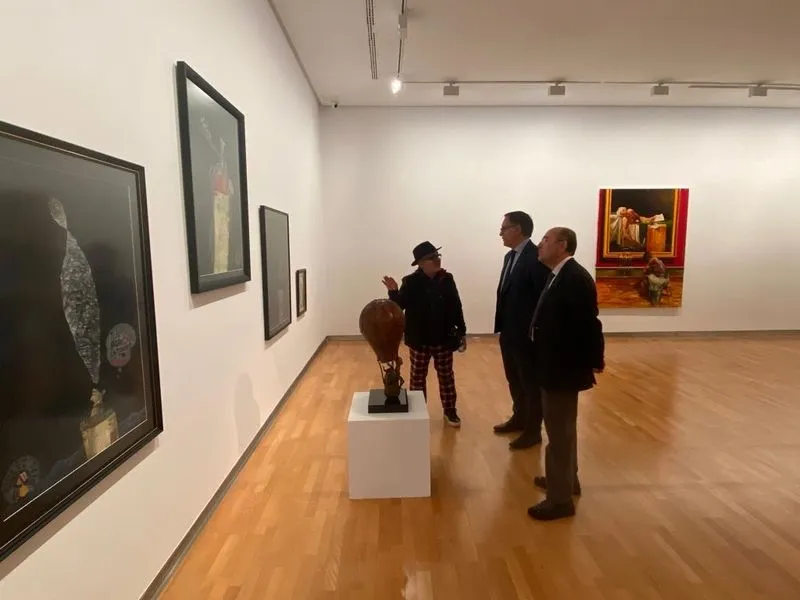 Visita del alcalde de Salamanca al DA2 para ver la exposición ‘Vintage Souvenir”, de la colección del salmantino Luciano Méndez Sánchez