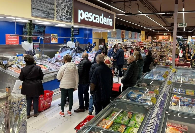Interior del supermercado Gadis en la plaza del Barrio Vidal