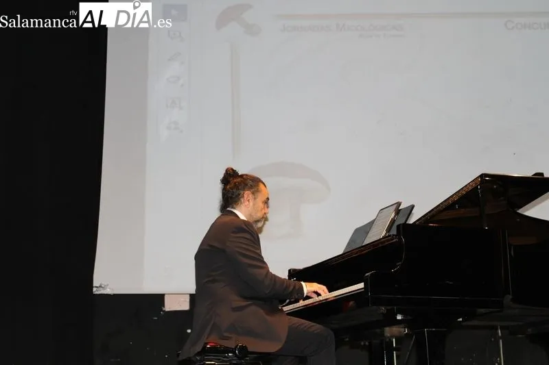 Foto 4 - Entrega de premios de las jornadas micol&oacute;gicas y Gala L&iacute;rica en el Teatro de la Villa
