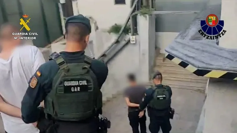 Imágenes de esta operación de la Guardia Civil y Ertzaintza facilitadas por ambos cuerpos