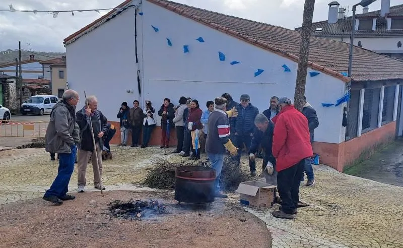 Foto 11 - Los vecinos de Agallas disfrutan de Halloween y de una casta&ntilde;ada popular