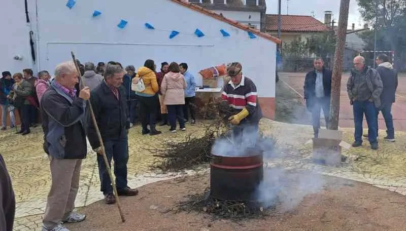 Foto 10 - Los vecinos de Agallas disfrutan de Halloween y de una casta&ntilde;ada popular