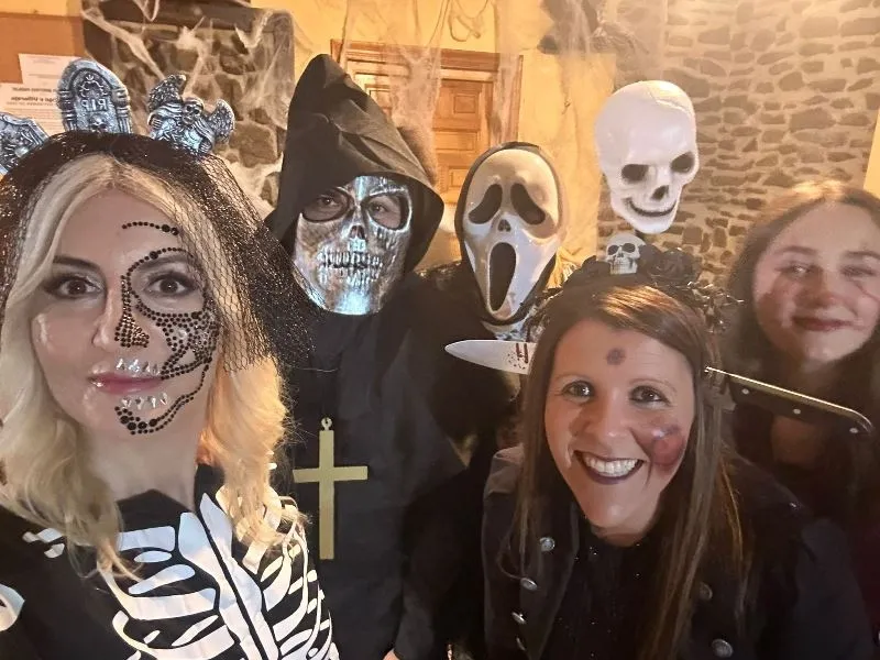 Foto 5 - Los vecinos de Agallas disfrutan de Halloween y de una casta&ntilde;ada popular