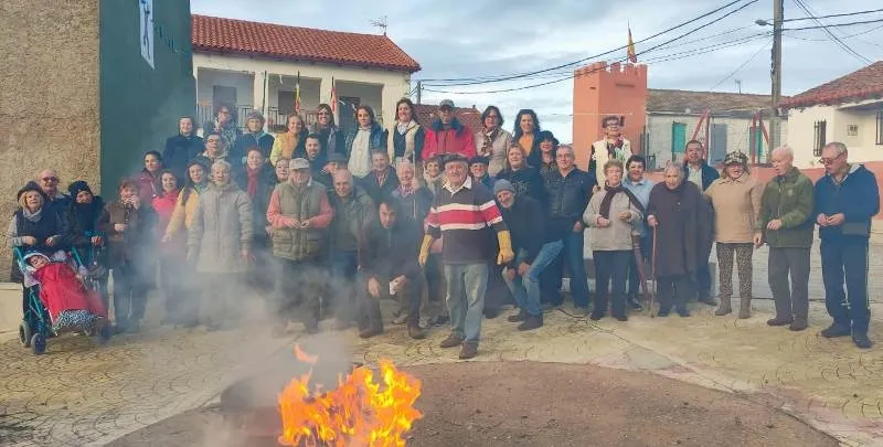Foto 6 - Los vecinos de Agallas disfrutan de Halloween y de una casta&ntilde;ada popular