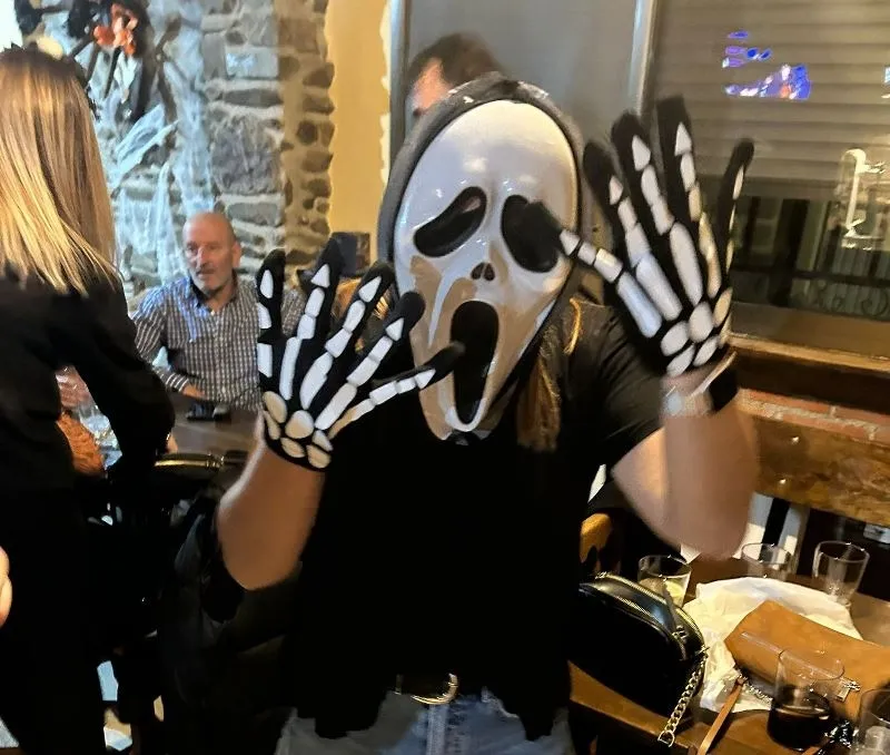 Foto 4 - Los vecinos de Agallas disfrutan de Halloween y de una casta&ntilde;ada popular