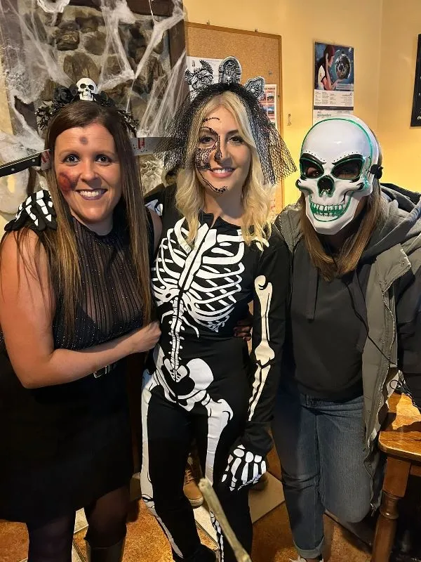 Foto 3 - Los vecinos de Agallas disfrutan de Halloween y de una casta&ntilde;ada popular