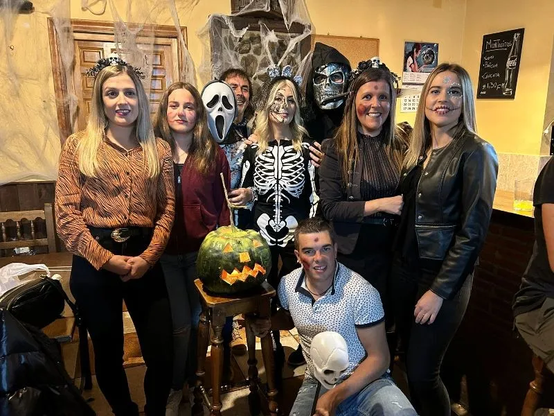 Foto 2 - Los vecinos de Agallas disfrutan de Halloween y de una casta&ntilde;ada popular