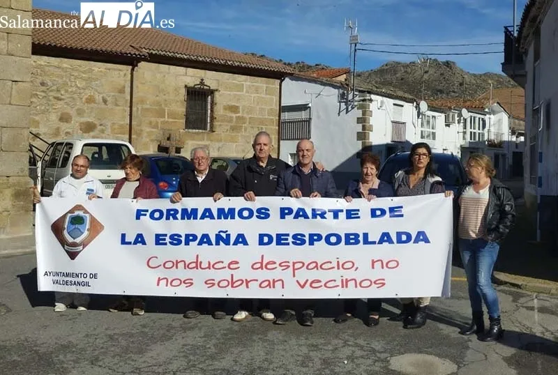 Foto 2 - Valdesangil luce con orgullo su pancarta reivindicativa