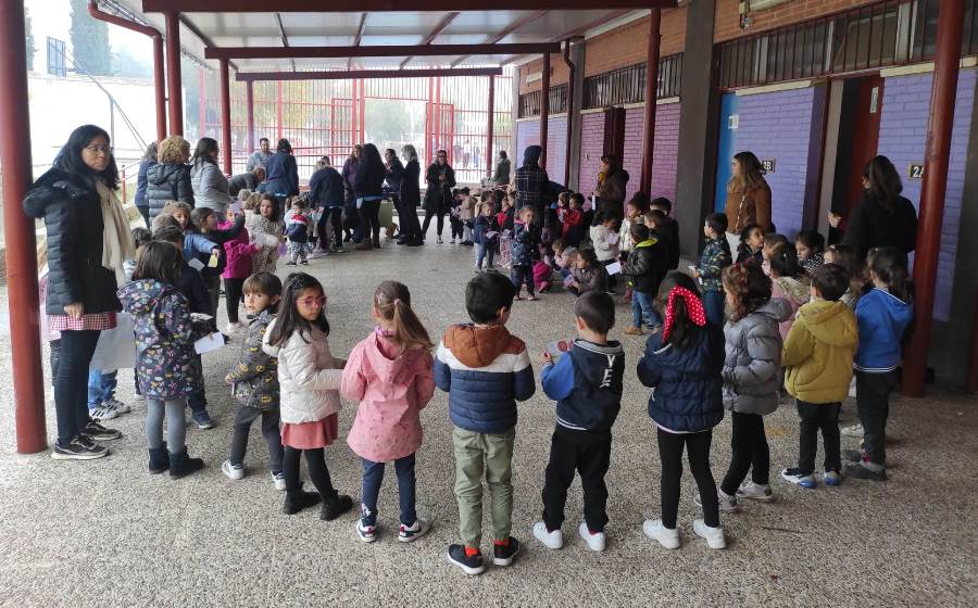 Foto 6 - El Colegio Miróbriga disfruta de una castañada de la mano de su AMPA