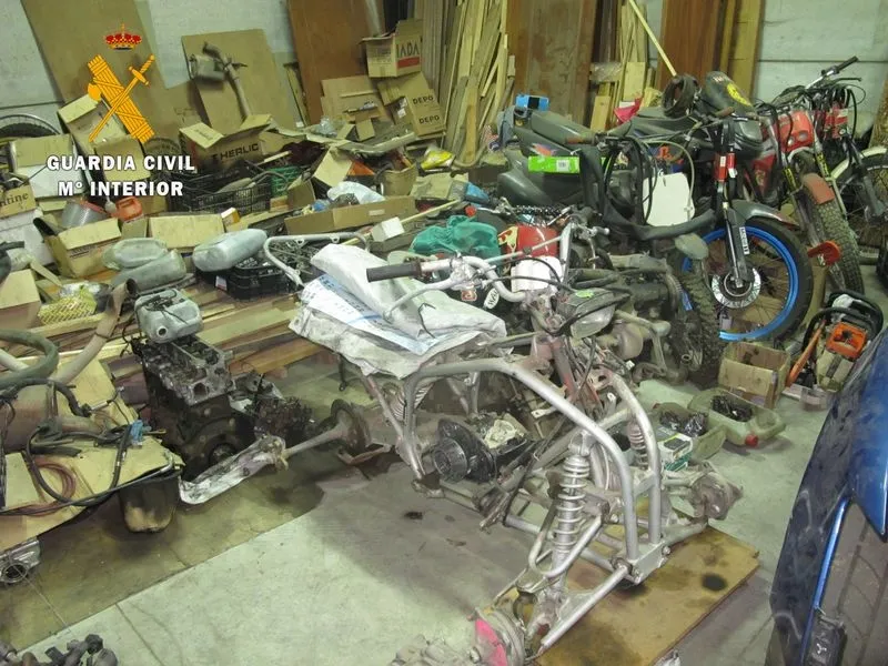 Taller clandestino de reparación de vehículos en Navasfrias (Salamanca). Foto Guardia Civil