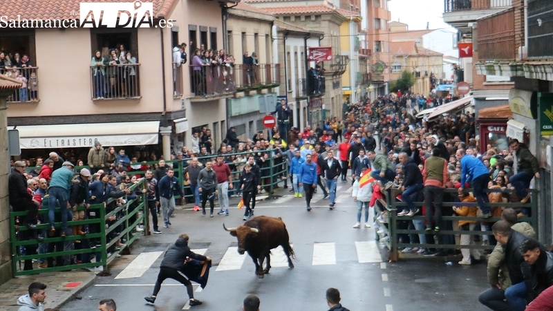 Aspecto de las calles de Vitigudino durante el II Toro de San Nicolás celebrado el 6 de diciembre de 2022 / CORRAL