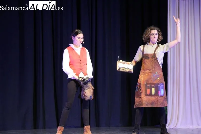 Los alumnos del CEIP Manuel Moreno Blanco disfrutaban este miércoles del teatro en Vitigudino
