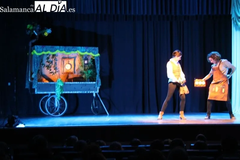 Los alumnos del CEIP Manuel Moreno Blanco disfrutaban este miércoles del teatro en Vitigudino