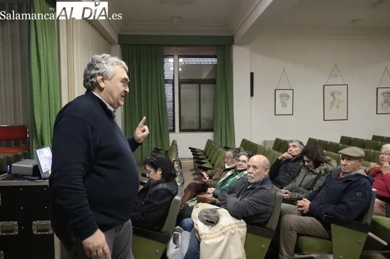 Interesante charla de Juan Antonio Sánchez sobre la importancia de los hongos en la ecología, actividad que cerraba una jornada que arrancaba con la recolección de setas en el campo 