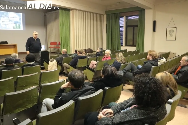 Interesante charla de Juan Antonio Sánchez sobre la importancia de los hongos en la ecología, actividad que cerraba una jornada que arrancaba con la recolección de setas en el campo 