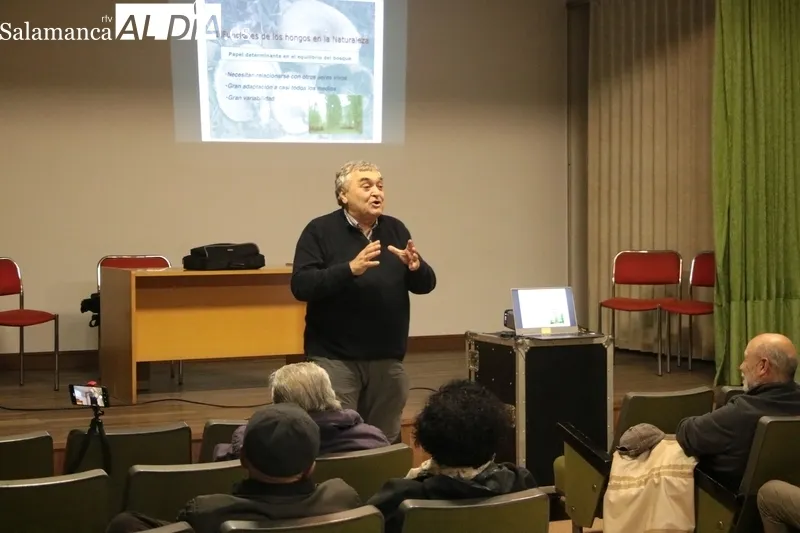 Interesante charla de Juan Antonio Sánchez sobre la importancia de los hongos en la ecología, actividad que cerraba una jornada que arrancaba con la recolección de setas en el campo 
