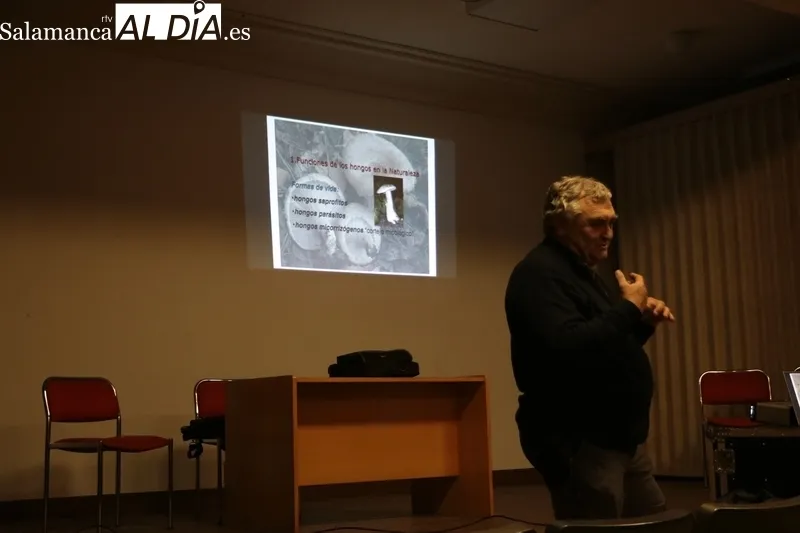Interesante charla de Juan Antonio Sánchez sobre la importancia de los hongos en la ecología, actividad que cerraba una jornada que arrancaba con la recolección de setas en el campo 