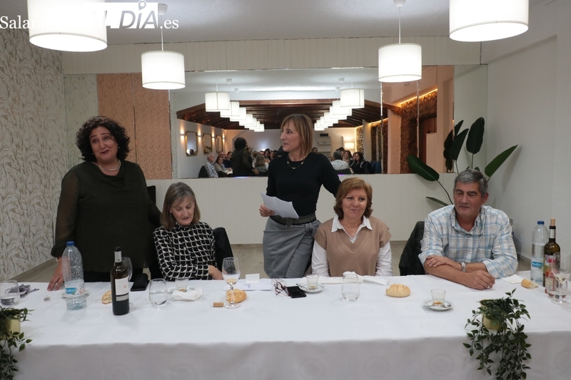El Centro de Salud de Vitigudino homenajea a la enfermera Nieves García por su jubilación / CORRAL
