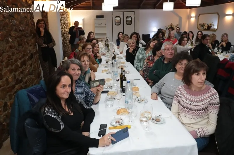 El Centro de Salud de Vitigudino homenajea a la enfermera Nieves García por su jubilación / CORRAL