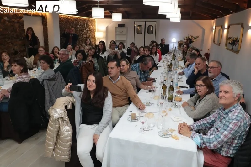 El Centro de Salud de Vitigudino homenajea a la enfermera Nieves García por su jubilación / CORRAL