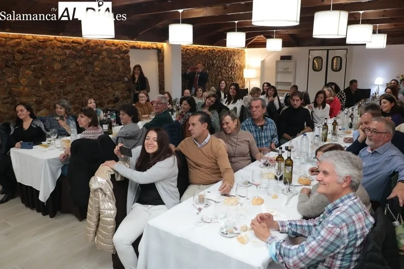 El Centro de Salud de Vitigudino homenajea a la enfermera Nieves García por su jubilación / CORRAL