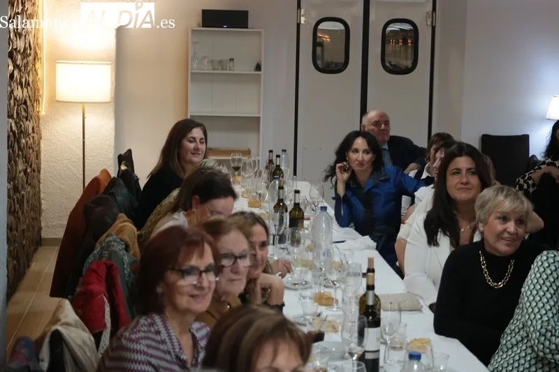 El Centro de Salud de Vitigudino homenajea a la enfermera Nieves García por su jubilación / CORRAL