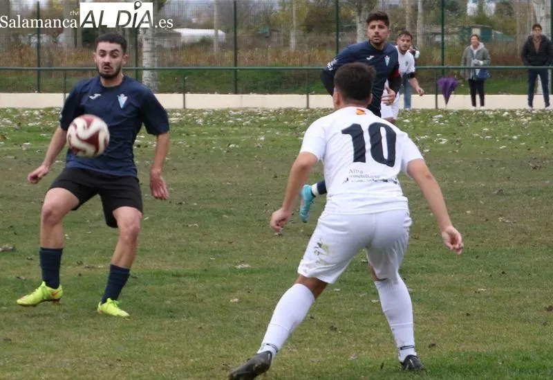 Foto 9 - El Aficionado del Alba de Tormes CF no puede con el Villamayor (0-3)