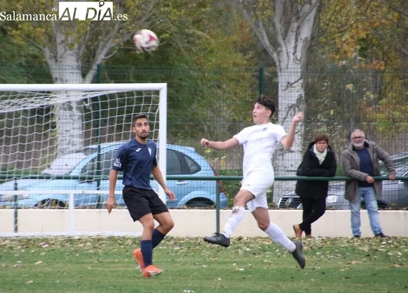 Foto 8 - El Aficionado del Alba de Tormes CF no puede con el Villamayor (0-3)