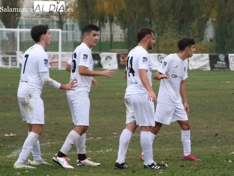 Foto 7 - El Aficionado del Alba de Tormes CF no puede con el Villamayor (0-3)