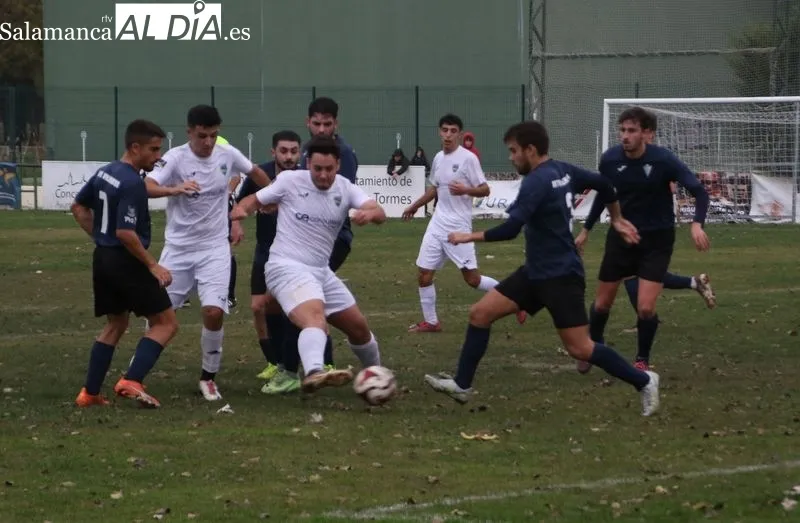 Foto 5 - El Aficionado del Alba de Tormes CF no puede con el Villamayor (0-3)