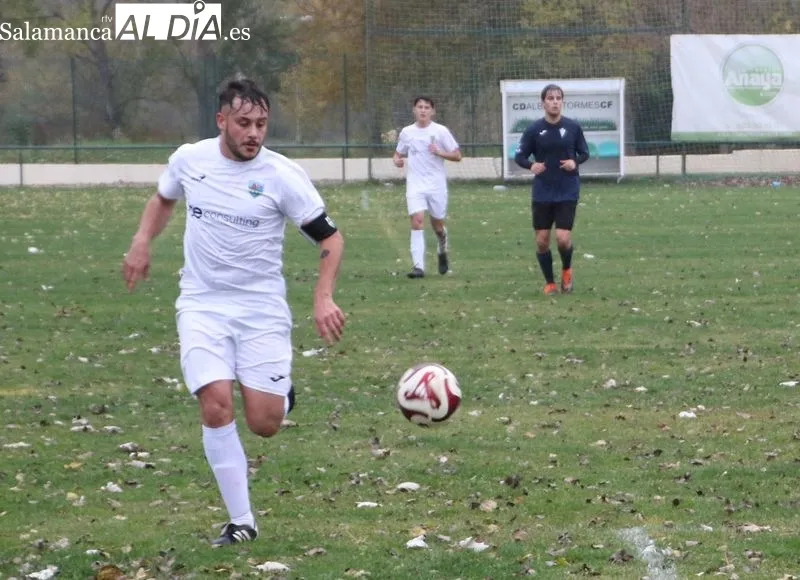 Foto 3 - El Aficionado del Alba de Tormes CF no puede con el Villamayor (0-3)